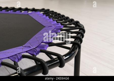 jeu de saut trampoline blanc petit loisir cyan vide espace forme physique croissance petit violet Banque D'Images