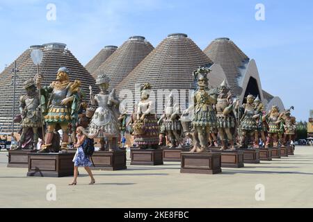 Milan, Italie - 29 juin 2015: Statues des personnages de l'alimentation sur des socles debout dans un groupe placé à l'entrée de l'Expo Milano 2015. Banque D'Images