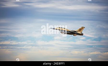 Le Maj. Aaron Johnson de la US Air Force, pilote instructeur F-16 du 69th Fighter Squadron, et Dennis Gardeck, linebacker offensant des Arizona Cardinals, prennent leur envol dans le 16D faucon Fighting Fighting Falcon appelé « MIG Killer », le 1 novembre 2022, à la base aérienne de Luke, en Arizona. Les vols de familiarisation permettent au personnel civil et militaire d'en apprendre davantage sur les opérations de vol qu'il ne pourrait pas connaître autrement. (É.-U. Photo de la Force aérienne par le premier Airman Noah D. Coger) Banque D'Images