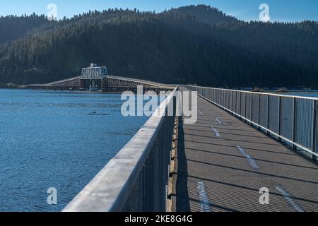 Piste cyclable avec le point de vue du pont du lac Chatcolet dans l'Idaho Banque D'Images