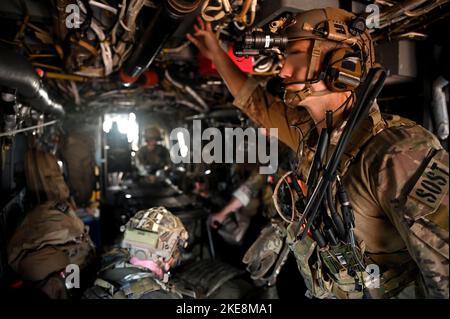 Opérations spéciales les membres de l'équipe chirurgicale de l'escadre des opérations spéciales de 24th préparent un brancard pour recevoir des blessés à bord d'un CV-22 de l'escadre des opérations spéciales de 1st lors d'un exercice conjoint des Forces d'opérations spéciales le 1 novembre 2022, à Hurlburt Field, Fla SOST offre une capacité unique de chirurgie expéditionnaire sur le champ de bataille pour soutenir les activités de SOF multi-service dans le monde entier. (É.-U. Photo de la Force aérienne par Tech. Sgt. Shan Ridge) Banque D'Images