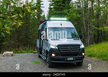 Airstream Interstate 24X 4WD campervan; Morgan’s Landing State Recreation site; Kenai Peninsula; Sterling; Alaska; États-Unis Banque D'Images