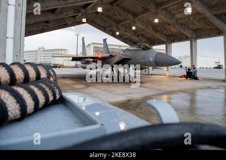 Un aigle F-15C est assis sous un hangar à la base aérienne de Kadena, au Japon, le 4 novembre 2022. Les aigles F-15C de Kadena ont fourni une supériorité aérienne inégalée dans toute la région Indo-Pacifique depuis 1979. (É.-U. Photo de la Force aérienne par le premier Airman Cesar J. Navarro) Banque D'Images