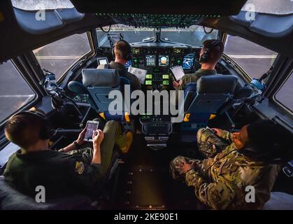 Les membres de l'équipage C-17 Globemaster III de la Force aérienne des États-Unis se préparent à une mission de vol à l'aérodrome de l'Armée de Wheeler, à Hawaï, à l'appui de l'exercice 23-01 du joint Pacific multinational Readiness Centre (JPMRC), le 4 novembre 2022. La capacité de la 15th e Escadre de fournir une mobilité mondiale rapide et des forces prêtes au combat à grande échelle dans tout le théâtre est essentielle pour soutenir les alliances régionales et l’architecture de sécurité existante. (É.-U. Photo de la Force aérienne par Tech. Sgt. Anthony Nelson Jr.) Banque D'Images