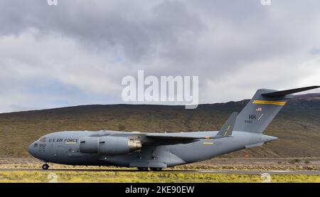 US Air Force C-17 Globemaster III taxis sur la piste à l'aérodrome de l'armée de Bradshaw, à Hawaï, à l'appui de l'exercice 23-01, le 4 novembre 2022 du joint Pacific multinational Readiness Centre (JPMRC). La capacité de la 15th e Escadre de fournir une mobilité mondiale rapide et des forces prêtes au combat à grande échelle dans tout le théâtre est essentielle pour soutenir les alliances régionales et l’architecture de sécurité existante. (É.-U. Photo de la Force aérienne par Tech. Sgt. Anthony Nelson Jr.) Banque D'Images