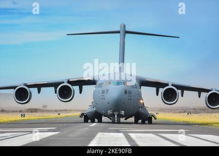 US Air Force C-17 Globemaster III taxis sur la piste à l'aérodrome de l'armée de Bradshaw, à Hawaï, à l'appui de l'exercice 23-01, le 4 novembre 2022 du joint Pacific multinational Readiness Centre (JPMRC). La capacité de la 15th e Escadre de fournir une mobilité mondiale rapide et des forces prêtes au combat à grande échelle dans tout le théâtre est essentielle pour soutenir les alliances régionales et l’architecture de sécurité existante. (É.-U. Photo de la Force aérienne par Tech. Sgt. Anthony Nelson Jr.) Banque D'Images