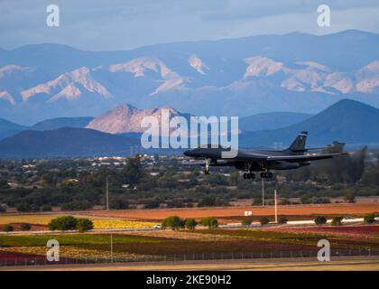 Un avion de la US Air Force B-1B lancer affecté à la 7th Bomb Wing de la base aérienne de Dyess effectue un survol le 4 novembre 2022 à la base aérienne de Luke, en Arizona. La formation d'intégration de lancer avec l'avion Luke AFB F-35A Lightning II a été menée pour améliorer l'interopérabilité entre les différents aérocadres de l'US Air Force. (É.-U. Photo de la Force aérienne par David Busby, un homme d'aviation principal) Banque D'Images