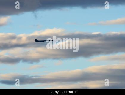 Un avion de la US Air Force B-1B lancer affecté à la 7th Bomb Wing de la base aérienne de Dyess s'élance à travers les nuages le 4 novembre 2022, au cours d'une formation d'intégration à la base aérienne de Luke, en Arizona. La formation d'intégration de lancer avec l'avion Luke AFB F-35A Lightning II a été menée pour améliorer l'interopérabilité entre les différents aérocadres de l'US Air Force. (É.-U. Photo de la Force aérienne par David Busby, un homme d'aviation principal) Banque D'Images