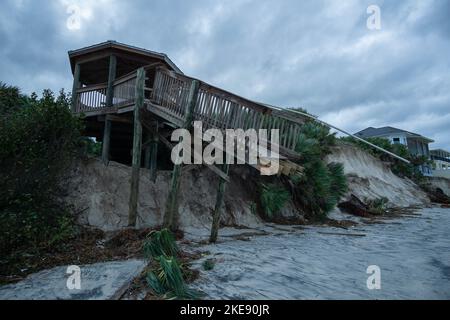 C'est tout ce qui reste de la promenade en bord de mer de la réserve Ponce à Ponce Inlet, en Floride, après l'ouragan Nicole. 10 novembre 2022 Banque D'Images