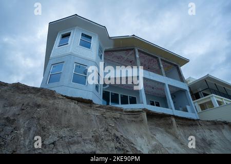 Une maison de plage récemment construite au 4367 South Atlantic Avenue est située sur une falaise créée par l'ouragan Nicole. 10 novembre 2022. Banque D'Images