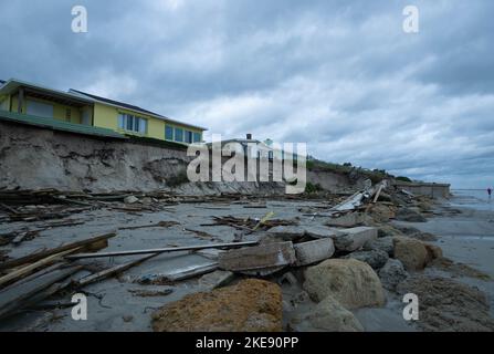 Après l'ouragan Nicole, les maisons de Ponce Inlet s'assoient maintenant sur une falaise où de grandes dunes de sable existaient autrefois. 10 novembre 2022 Banque D'Images