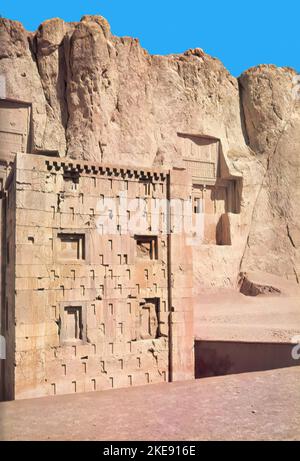 Cube de Zoroaster (Ka'ba-ye Zartocht), une structure en pierre à Naqsh-e Rostam, province de Fars, Iran. Vue de l'arrière, avec les tombes royales à l'arrière Banque D'Images