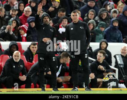 Anfield, Liverpool, Merseyside, Royaume-Uni. 9th novembre 2022. Carabao Cup football, Liverpool versus Derby County; Paul Warne, directeur du comté de Derby, envoie des instructions à ses joueurs Credit: Action plus Sports/Alay Live News Banque D'Images