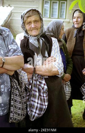 Comté de Hunedoara, Roumanie, 2003. Portrait d'une femme âgée de la communauté de Momarlani. Banque D'Images