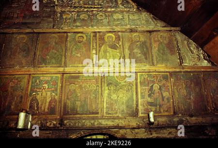 Comté de Hunedoara, Roumanie, 2003. Intérieur de l'église en bois du 18th siècle à Petrosani, un monument historique. Iconostase en bois avec de vieilles peintures de saints. Banque D'Images