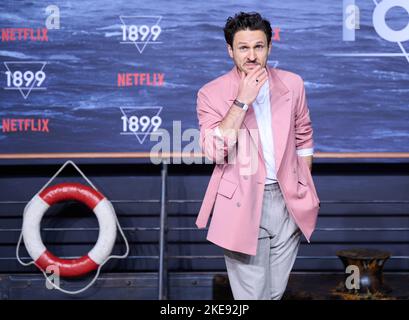 Berlin, Allemagne. 10th novembre 2022. Dimitrij Schaad vient à la première de la série Netflix 1899 à Funkhaus Berlin. Credit: Annette Riedl/dpa/Alay Live News Banque D'Images