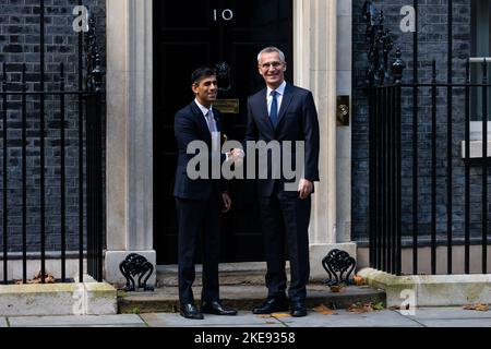 Londres, Royaume-Uni. 09th novembre 2022. Le Premier ministre britannique Rishi Sunak accueille le Secrétaire général de l'OTAN Jens Stoltenberg devant le 10 Downing Street à Londres avant leur rencontre. (Photo de Tejas Sandhu/SOPA Images/Sipa USA) Credit: SIPA USA/Alay Live News Banque D'Images