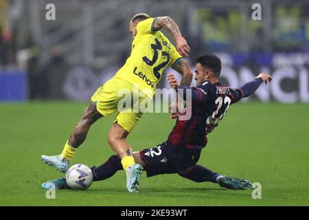 Milan, Italie, 9th novembre 2022. Charalampos Lykogiannis de Bologne FC glisse pour défier Federico DiMarco lors de la série Un match à Giuseppe Meazza, Milan. Le crédit photo devrait se lire: Jonathan Moscrop / Sportimage Banque D'Images