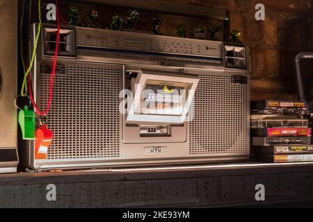 Lire le ruban de cassette d'équipement audio Crow sur la tablette avec les cassettes et les bandes sifflets sur le côté Banque D'Images