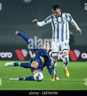 Vérone, Italie. 10th novembre 2022. Le FC Juventus'Filip Koscic (R) est accompagné de Filippo Terraciano de Hellas Verona lors d'une série Un match de football entre le FC Juventus et Hellas Verona à Vérone, en Italie, le 10 novembre 2022. Crédit: Alberto Lingria/Xinhua/Alay Live News Banque D'Images