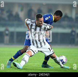 Vérone, Italie. 10th novembre 2022. Arkadiusz Milik du FC Juventus (avant) est en présence d'Isak Hien de Hellas Verona lors d'un match de football entre le FC Juventus et Hellas Verona à Vérone, en Italie, le 10 novembre 2022. Crédit: Alberto Lingria/Xinhua/Alay Live News Banque D'Images