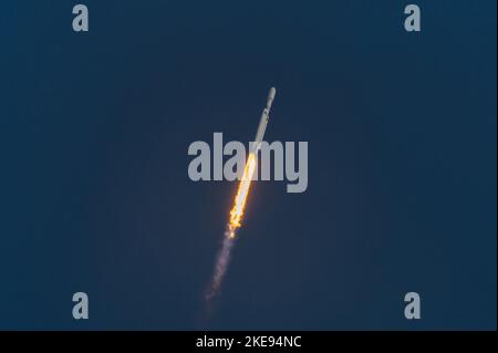 Kennedy Space Center, Floride, États-Unis. 1st novembre 2022. Une fusée Falcon Heavy est lancée depuis le Centre spatial Kennedy, en Floride, en novembre. 1, 2022. Il s'agissait de la première mission de lancement spatial de sécurité nationale effectuée sur une fusée Falcon Heavy. Credit: US Space Force/ZUMA Press Wire Service/ZUMAPRESS.com/Alamy Live News Banque D'Images