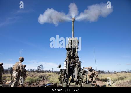 Zone d'entraînement de Pohakuloa, Hawaï, États-Unis. 8th novembre 2022. Des soldats de l'armée américaine du 3rd Bataillon, 7th Régiment d'artillerie de campagne, 25th Division d'infanterie Artillerie, 25th Division d'infanterie, ont tiré un M777 Howitzer au cours d'une mission d'entraînement sur les terrains d'entraînement de Pohakuloa, Hawaii, 7 novembre 2022. Les forces armées s'entratent constamment à déplacer des pièces vitales d'équipement de combat pour accroître la déployabilité et l'efficacité du combat. (Photo de Wyatt Moore) crédit: Armée américaine/ZUMA Press Wire Service/ZUMAPRESS.com/Alamy Live News Banque D'Images