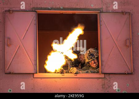 Zone d'entraînement de Pohakuloa, Hawaï, États-Unis. 2nd novembre 2022. Les soldats de l'armée américaine, avec 3rd escadrons, 4th Cavalry Regiment, 3rd Infantry Brigade combat Team, 25th Infantry Division (25th ID), ont incendié une mitrailleuse M240 tout en défendant un objectif comme force adverse lors de la rotation 23-01 du joint Pacific multinational Readiness Center à la zone d'entraînement de Pohakuloa, Hawaii, en novembre. 2, 2022. Le JPMRC utilise des scénarios d'entraînement spécifiques à certains environnements pour former l'équipe de combat de la Brigade d'infanterie 2nd, 25th ID avec les forces interarmées, alliées et en partenariat dans des conditions dans lesquelles ils combatteraient. (Image crédit : © Banque D'Images