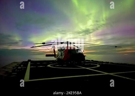 Mer de Chukchi. 5th septembre 2022. Un hélicoptère MH-60 de la Garde côtière se trouve sur le pont de vol du couteau Kimball de la Garde côtière (WMSL 756) en attendant son prochain vol, dans la mer de Chukchi, le 5 septembre 2022. Cette cellule faisait partie d'un programme pilote qui évaluait la faisabilité de l'exploitation du modèle à partir des couteaux de sécurité nationale de la Garde côtière. Crédit : U.S. Coast Guard/ZUMA Press Wire Service/ZUMAPRESS.com/Alamy Live News Banque D'Images