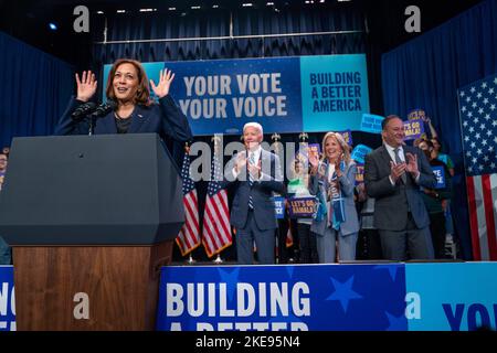 Washington, Vereinigte Staaten. 10th novembre 2022. Le vice-président des États-Unis, Kamala Harris, se joint au président des États-Unis, Joe Biden, lors d'un événement politique du DNC au Howard Theatre de Washington, DC jeudi, 10 novembre 2022. Crédit: Ken Cedeno/Pool via CNP/dpa/Alay Live News Banque D'Images