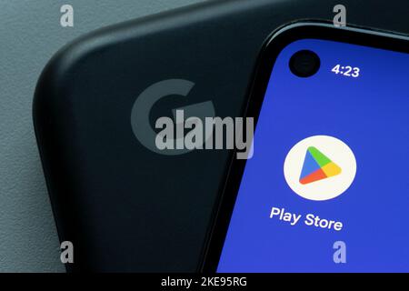 L'icône de l'application Google Play Store apparaît sur un smartphone Google Pixel au-dessus d'un Google Pixelbook avec le logo G. Google Play est un service de distribution numérique. Banque D'Images