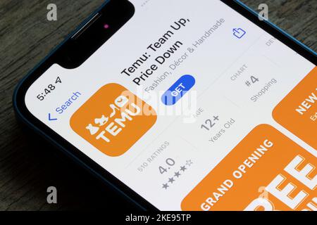 L'application Temu est visible dans l'App Store sur un iPhone. Temu est une place de marché en ligne et une filiale de la plateforme de commerce électronique chinoise Pinduoduo. Banque D'Images