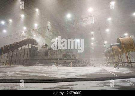 Eglin Air Force base, Floride, États-Unis. 6th octobre 2022. Un coussin d'air amphibie Navy Landing Craft est soumis à une pluie verglaçante à des températures de -10-degrés dans le laboratoire climatique McKinley octobre. 6 à la base aérienne d'Eglin, en Floride, le LCAC, du Naval surface Warfare Centre Panama City, a subi des essais climatiques dans la grande chambre des laboratoires. Credit: US Air Force/ZUMA Press Wire Service/ZUMAPRESS.com/Alamy Live News Banque D'Images