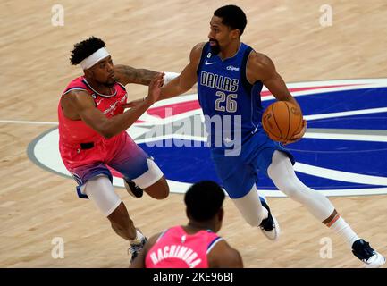 Washington, États-Unis. 10th novembre 2022. WASHINGTON, DC - NOVEMBRE 10: La garde des Wizards de Washington Jordan Goodwin (7) se déplace sur le garde des Mavericks de Dallas Spencer Dinwiddie (26) lors d'un match NBA entre les Wizards de Washington et les Mavericks de Dallas, sur 10 novembre 2022, à la Capital One Arena, à Washington, DC. (Photo de Tony Quinn/SipaUSA) crédit: SIPA USA/Alay Live News Banque D'Images