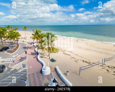 Fort Lauderdale Beach le matin après l'ouragan Nicole après les séquelles avec des équipes de nettoyage qui ont enlevé le sable de la route Banque D'Images