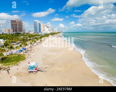 Fort Lauderdale Beach le matin après l'ouragan Nicole après les séquelles avec des équipes de nettoyage qui ont enlevé le sable de la route Banque D'Images