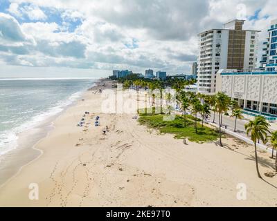 Fort Lauderdale Beach le matin après l'ouragan Nicole après les séquelles avec des équipes de nettoyage qui ont enlevé le sable de la route Banque D'Images