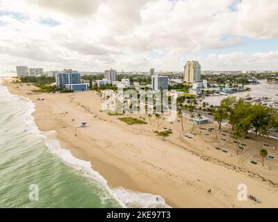 Fort Lauderdale Beach le matin après l'ouragan Nicole après les séquelles avec des équipes de nettoyage qui ont enlevé le sable de la route Banque D'Images