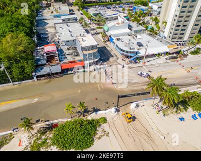 Fort Lauderdale, FL, États-Unis - 10 novembre 2022 : plage de fort Lauderdale le matin après l'ouragan Nicole les suites avec des équipes de nettoyage enlevant du sable du roa Banque D'Images