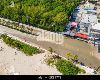 Fort Lauderdale, FL, États-Unis - 10 novembre 2022 : plage de fort Lauderdale le matin après l'ouragan Nicole les suites avec des équipes de nettoyage enlevant du sable du roa Banque D'Images