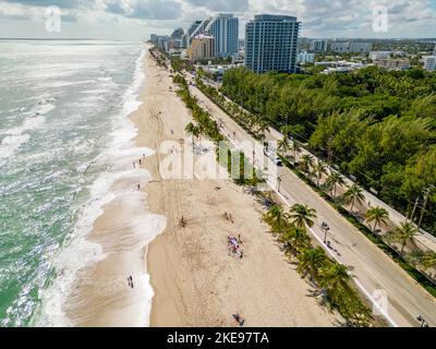 Fort Lauderdale Beach le matin après l'ouragan Nicole après les séquelles avec des équipes de nettoyage qui ont enlevé le sable de la route Banque D'Images