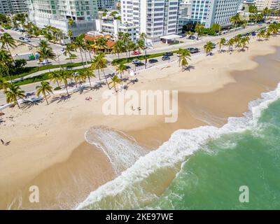 Fort Lauderdale Beach le matin après l'ouragan Nicole après les séquelles avec des équipes de nettoyage qui ont enlevé le sable de la route Banque D'Images