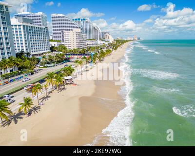 Fort Lauderdale Beach le matin après l'ouragan Nicole après les séquelles avec des équipes de nettoyage qui ont enlevé le sable de la route Banque D'Images