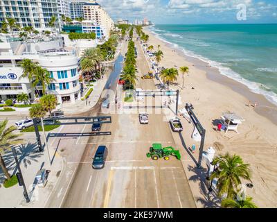 Fort Lauderdale, FL, États-Unis - 10 novembre 2022 : plage de fort Lauderdale le matin après l'ouragan Nicole les suites avec des équipes de nettoyage enlevant du sable du roa Banque D'Images