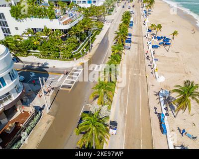 Fort Lauderdale, FL, États-Unis - 10 novembre 2022 : plage de fort Lauderdale le matin après l'ouragan Nicole les suites avec des équipes de nettoyage enlevant du sable du roa Banque D'Images