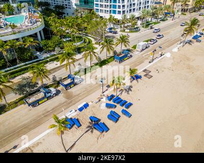 Fort Lauderdale Beach le matin après l'ouragan Nicole après les séquelles avec des équipes de nettoyage qui ont enlevé le sable de la route Banque D'Images