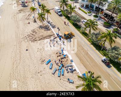 Fort Lauderdale Beach le matin après l'ouragan Nicole après les séquelles avec des équipes de nettoyage qui ont enlevé le sable de la route Banque D'Images