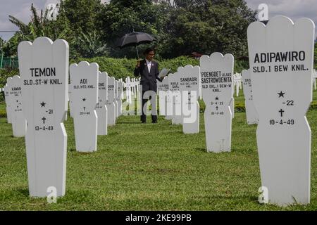 Bandung, Java-Ouest, Indonésie. 11th novembre 2022. Un artiste raconte un poème lors d'une cérémonie de commémoration de la fête de l'Hérès à Bandung. La cérémonie a eu lieu pour commémorer la journée d'Héroé et pour informer les citoyens sur les relations historiques entre les pays-Bas et l'Indonésie. (Image de crédit : © Algi Febri Sugita/ZUMA Press Wire) Banque D'Images