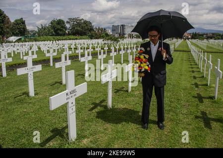 Bandung, Java-Ouest, Indonésie. 11th novembre 2022. Un artiste raconte un poème lors d'une cérémonie de commémoration de la fête de l'Hérès à Bandung. La cérémonie a eu lieu pour commémorer la journée d'Héroé et pour informer les citoyens sur les relations historiques entre les pays-Bas et l'Indonésie. (Image de crédit : © Algi Febri Sugita/ZUMA Press Wire) Banque D'Images