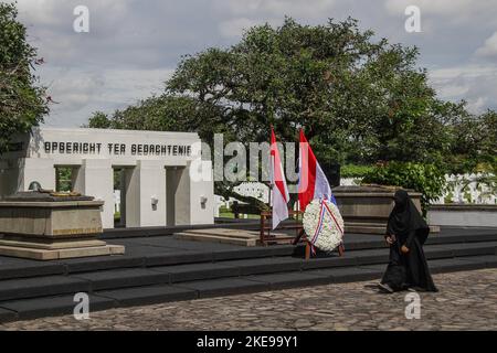 Bandung, Java-Ouest, Indonésie. 11th novembre 2022. Une femme passe devant un bouquets lors d'une cérémonie de commémoration de la fête de l'Héroé à Bandung. La cérémonie a eu lieu pour commémorer la journée d'Héroé et pour informer les citoyens sur les relations historiques entre les pays-Bas et l'Indonésie. (Image de crédit : © Algi Febri Sugita/ZUMA Press Wire) Banque D'Images